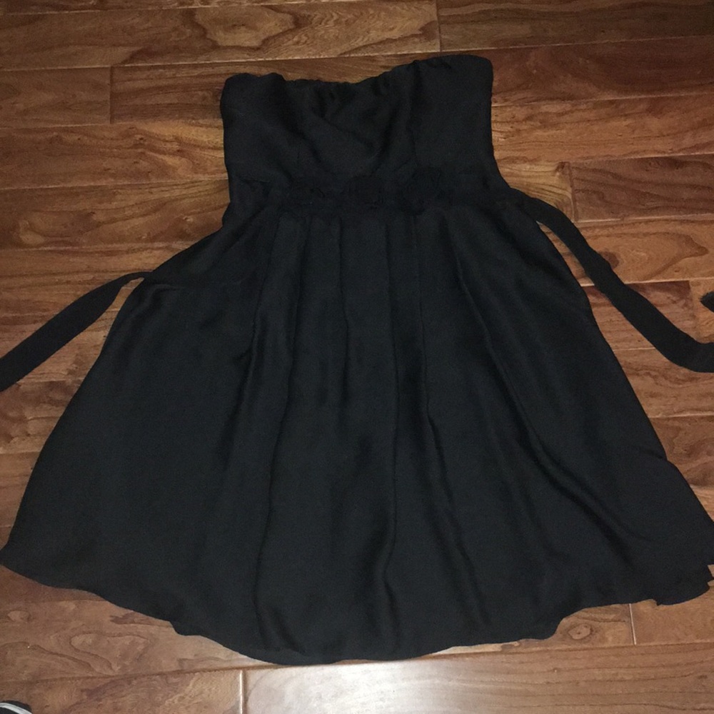 Strapless silky dress with rose accents
